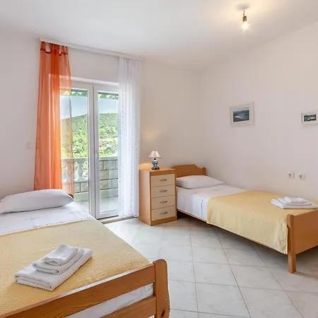Apartment Pucisca 5625a