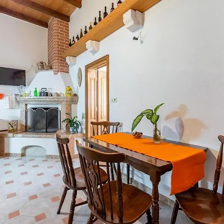 Apartment Pucisca 5625a